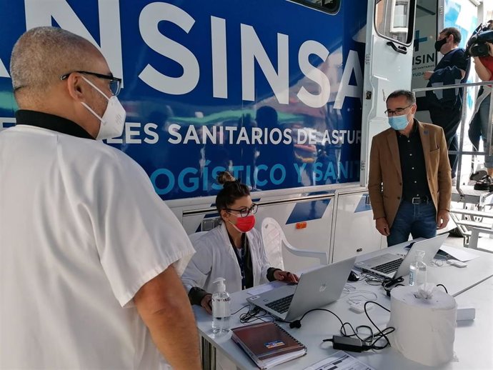 El consejero de Salud, Pablo Fernández, en su visita al punto de vacunación sin cita previa.