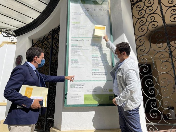 El portavoz adjunto del Grupo Popular del Ayuntamiento, José Luis García, a las puertas del Teatro Lope de Vega.