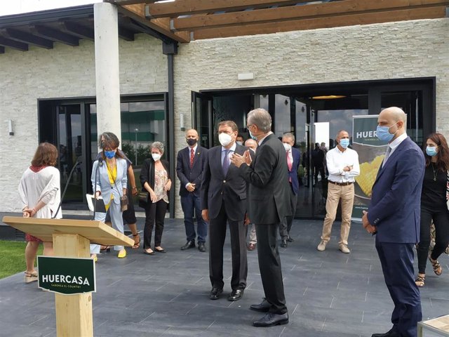 El ministro de Agricultura, durante su visita a Huercasa, en San Miguel del Arroyo (Valladolid).