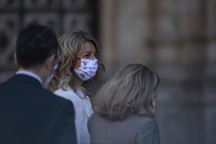 Archivo - La vicepresidenta segunda y ministra de Trabajo y Economía Social, Yolanda Díaz Pérez (i), y la vicepresidenta primera y ministra de Asuntos Económicos y Transformación Digital, Nadia Calviño (d), a su llegada a la plaza mayor de Salamanca par