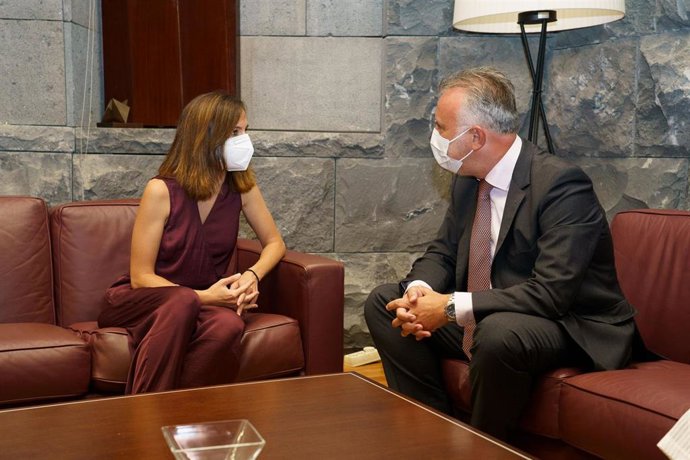 La ministra de Derechos Sociales, Ione Belarra, y el presidente de Canarias, Ángel Víctor Torres, en una reunión