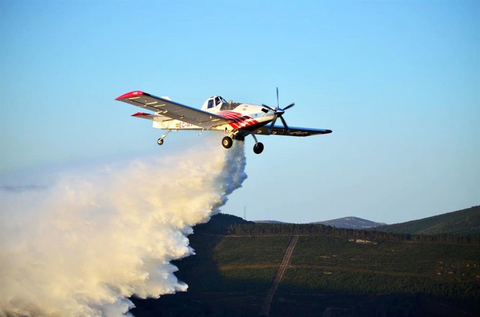 Uno de los aviones de Plysa, realizando una descarga durante una de sus intervenciones.