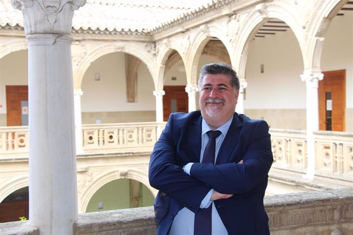 El doctor en Ciencias Económicas y Empresariales por la Universidad de Sevilla (US) y miembro del grupo de investigación Paidi SEJ-500 Ismael Santiago en los cursos de verano de la UNIA en Baeza (Jaén)