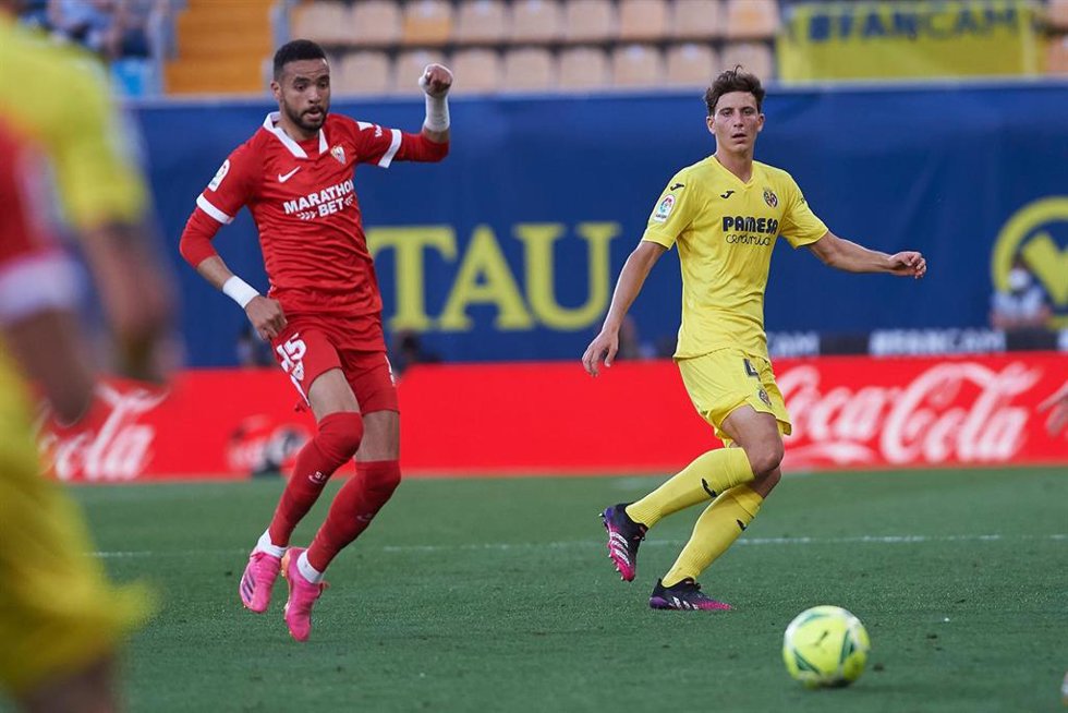 Archivo - Pau Torres of Villarreal CF and Youssef En-Nesyri of Sevilla during the La Liga Santander match between Villarreal and Sevilla at Estadio Ciutat de La Ceramica on 16 May, 2021 in Vila-real, Spain