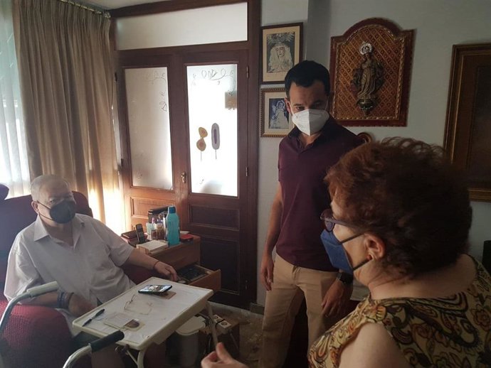 El concejal y coordinador local de IU, Daniel González Rojas, con vecinos que tienen problemas de movilidad y carecen de ascensores en su bloque de viviendas.