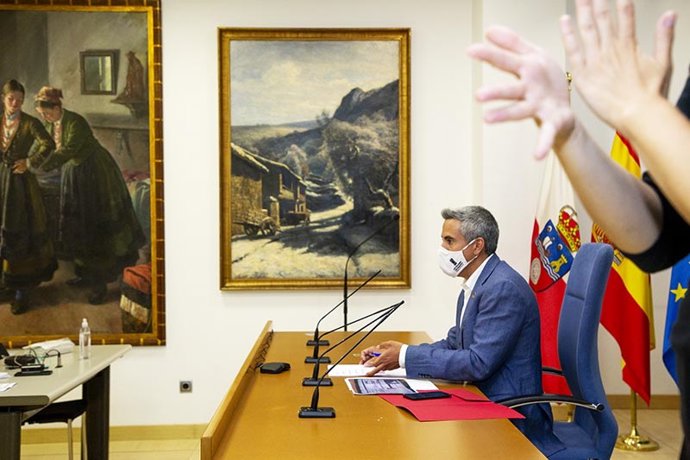 El vicepresidente y consejero de Universidades, Igualdad, Cultura y Deporte, Pablo Zuloaga, informa, en rueda de prensa, de los acuerdos del Consejo de Gobierno.