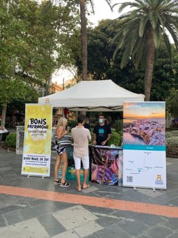 Parada de promoción de Ibiza instalada en la plaza de España de Palma.
