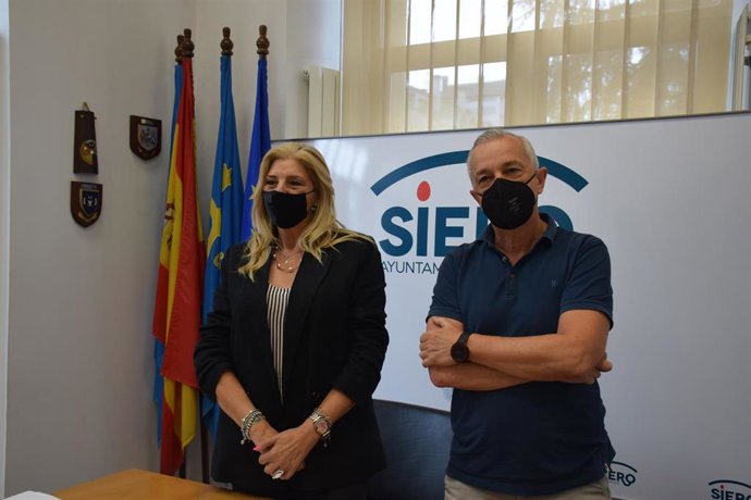 Aurora Cienfuegos, a la izquierda