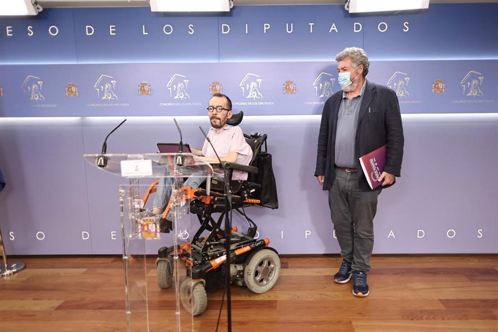 El portavoz de Unidas Podemos en el Congreso, Pablo Echenique (i), y el coordinador de Alianza Verde, Juantxo López de Uralde (d), ofrecen una rueda de prensa en el Congreso de los Diputados, Madrid, (España).