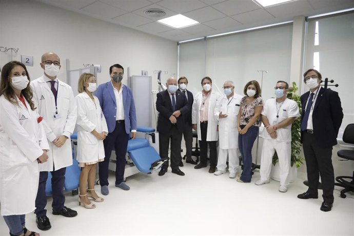 Visita del consejero de Salud y Familias de la Junta de Andalucía al nuevo Acelerador Lineal de Electrones del Hospital Reina Sofía.