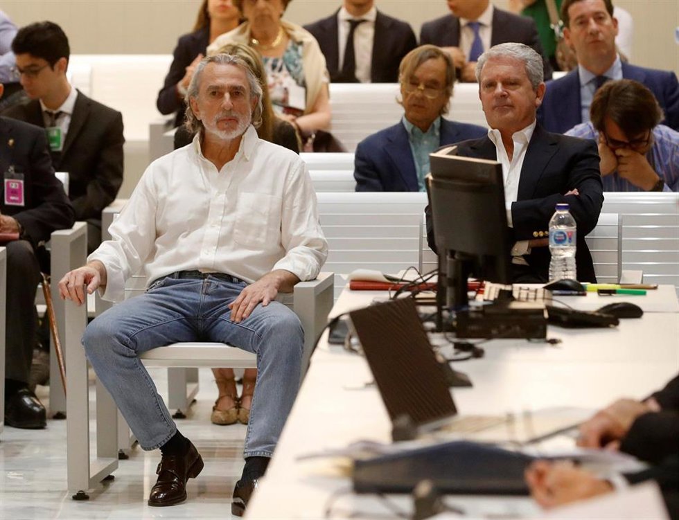 Archivo - El cabecilla de la trama Gürtel, Francisco Correa, y su número dos, Pablo Crespo, en el juicio por tres contratos irregulares del Ayuntamiento de Jerez a empresas de la red para Fitur 2004