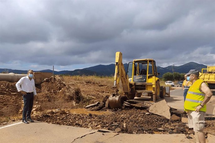 El presidente de la Diputación de Zaragoza, Juan Antonio Sánchez Quero,  visita los daños ocasionados en la carretera CV-406, de Cosuenda a la A-220, por las fuertes lluvias y tormentas de este miércoles.