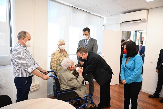 El presidente de Castilla-La Mancha, Emiliano García-Page, saludando a Araceli Hidalgo en Guadalajara