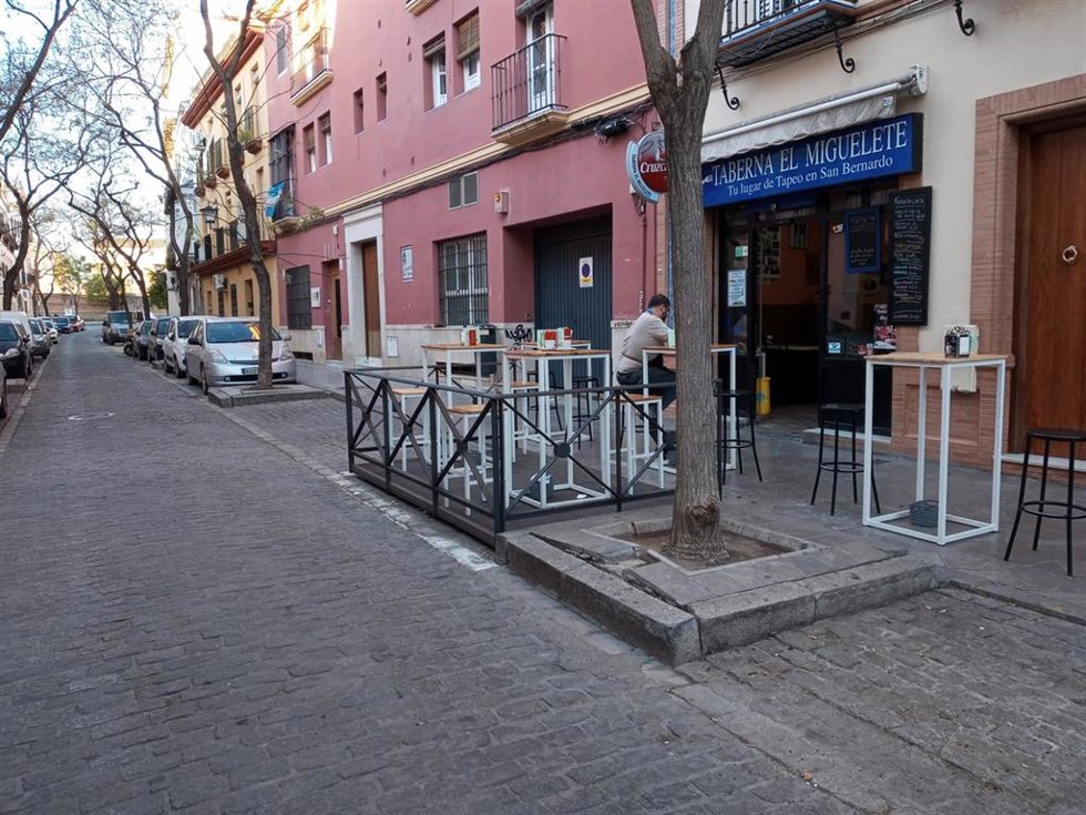 Archivo - Terraza de veladores en plazas de aparcamientos de un establecimiento de San Bernardo.