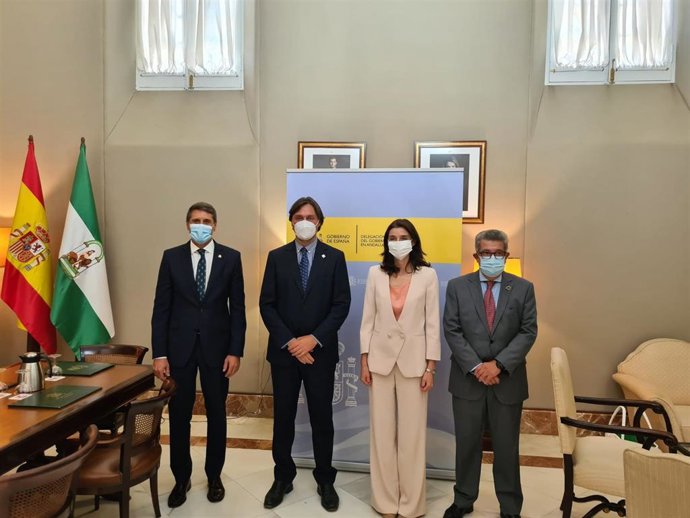 La ministra de Justicia, Pilar Llop, tras la reunión con el rector de la UPO, Francisco Oliva, en la sede universitaria