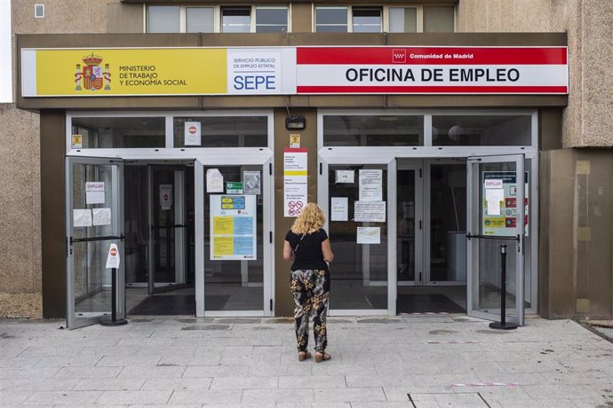 Una mujer a las puertas de una oficina del SEPE y oficina de empleo de la Comunidad de Madrid