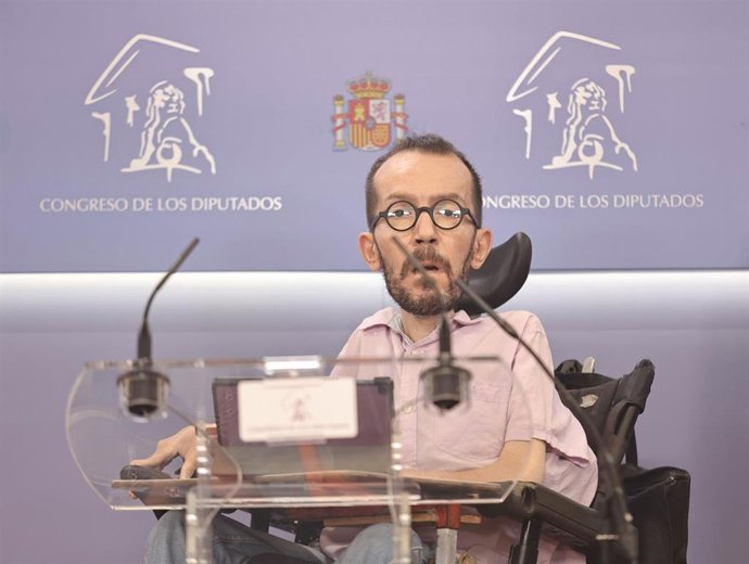 El portavoz de Unidas Podemos en el Congreso, Pablo Echenique, ofrece una rueda de prensa en el Congreso de los Diputados, Madrid, (España).