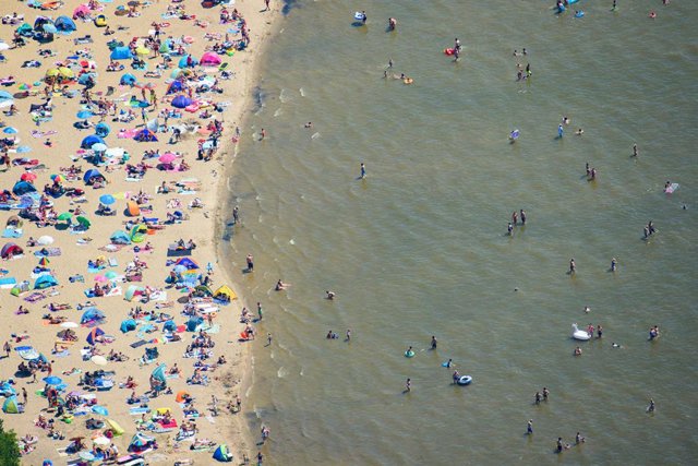 Archivo - 30 June 2019, Berlin: An aerial photo shows People crowding  at a sandy beach on the Mueggelsee lake, during a heat wave that hit Germany. Photo: Gregor Fischer/dpa