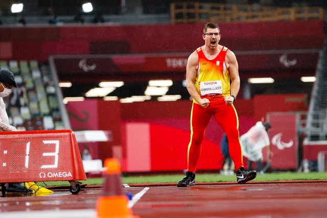 Héctor Cabrera celebra un lanzamiento en la final de jabalina F13 de los Juegos Paralímpicos de Tokio