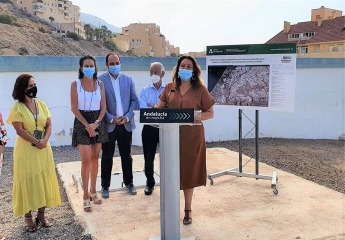 La consejera de Agricultura de la Junta de Andalucía, Carmen Crespo, presenta un proyecto hidráulico en Roquetas de Mar (Almería).