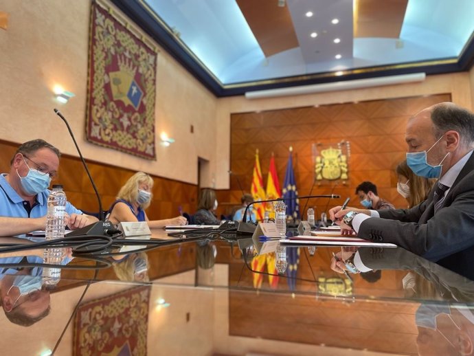 Reunión del subdelegado del Gobierno en Zaragoza, Fernando Beltrán, con los responsables de Cruz Roja Española, Fundación Apip Acam, Cepaim y Accem.