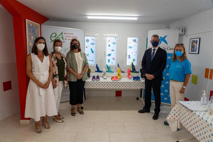 Entrega de zapatos a familias en situación de vulnerabilidad en la Asociación Entre Amigos de Sevilla