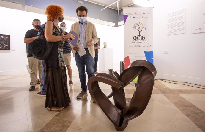 Inauguración de la exposición 'Escultura liberada. Intérpretes de la materia con Venus Petróleo' en la Casa Colón de Huelva.