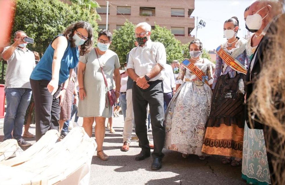 Mónica Oltra junto a Joan Ribó en la Falla Santa María Micaela-Martí l'Hum.