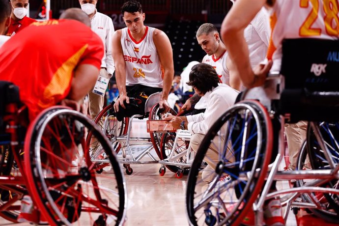 Oscar Trigo da instrucciones durante un tiempo muerto del España-Colombia del baloncesto en silla de ruedas de los Juegos Paralímpicos de Tokio