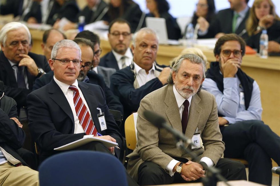 Archivo - Francisco Correa (d), presunto cabecilla de la trama Gürtel, y Pablo Crespo (i), exsecretario de Organización del PP de Galicia y supuesto número dos de la trama Gürtel.