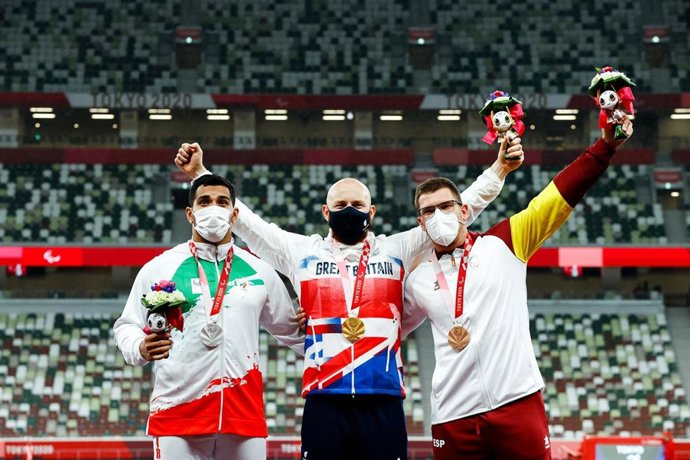 Héctor Cabrera en el podio del lanzamiento de jabalina F13 de los Juegos Paralímpicos de Tokio