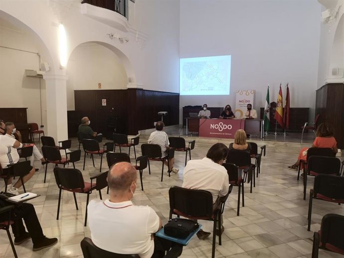 Reunión del Ayuntamiento de Sevilla con vecinos y comercios