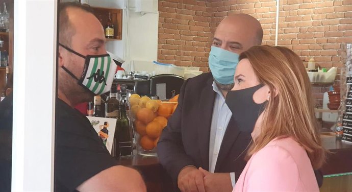 La presidenta del PP balear, Marga Prohens, y el presidente del PP de Palma, Jaime Martínez, en un establecimiento de hostelería que cerrará debido a la crisis del COVID.