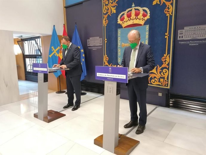 Adrián Barbón y Antonio Brufau firman un convenio de colaboración.