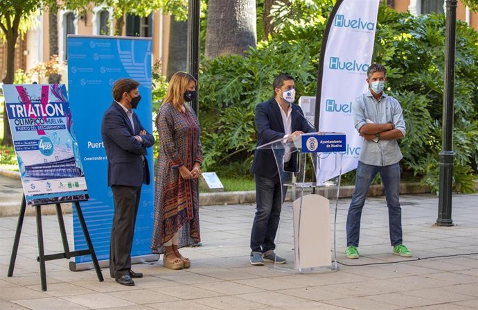 Rueda de prensa de la presentación de  la quinta edición del Triatlón Olímpico 'Huelva, Puerto del Descubrimiento'.