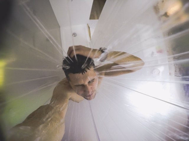Archivo - Man having fun under shower