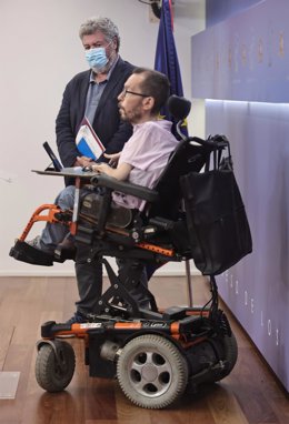 El portavoz de Unidas Podemos en el Congreso, Pablo Echenique, ofrece una rueda de prensa en el Congreso