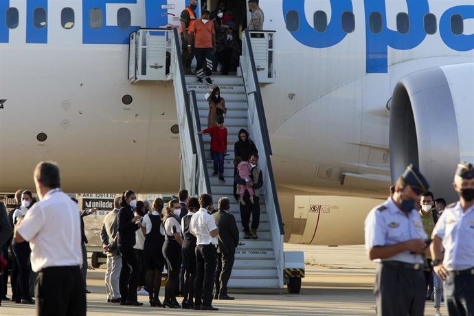 Afganos refugiados a su llegada a la Base Aérea de Torrejón