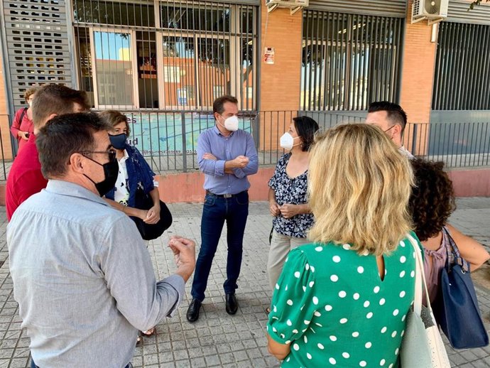 El secretario general del PSOE de Mairena del Aljarafe, Antonio Conde, atiende a los medios a las puertas del CEIP Los Rosales.