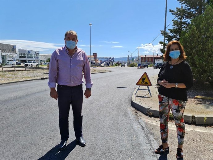 La alcaldesa de Teruel, Emma Buj, y el concejal de Infraestructuras, Juan Carlos Cruzado.