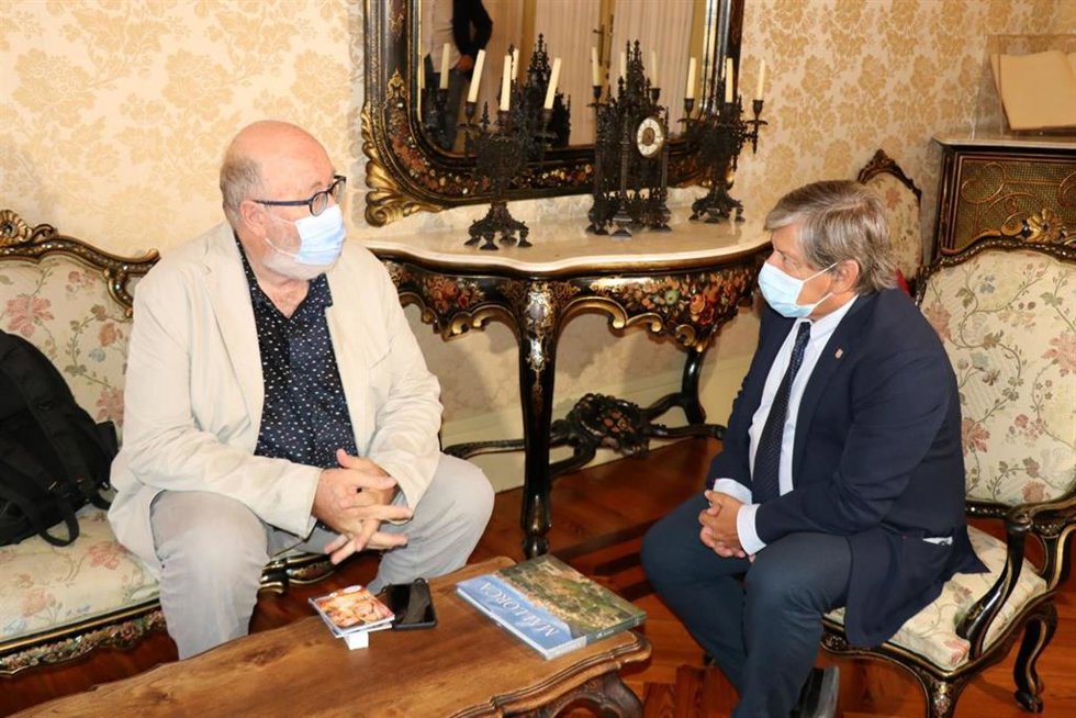 El presidente de la Mallorca Film Commission, Pedro Barbadillo, con el presidente del Parlament, Vicen Thomas.