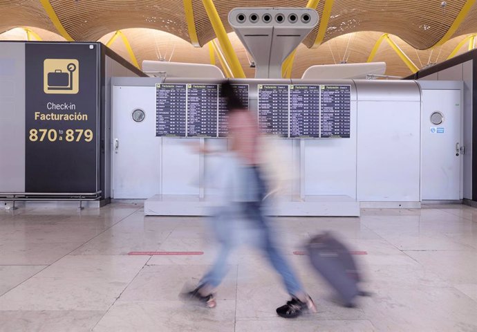 Archivo - Una mujer con equipajeen la T4 del aeropuerto Adolfo Suárez, Madrid-Barajas