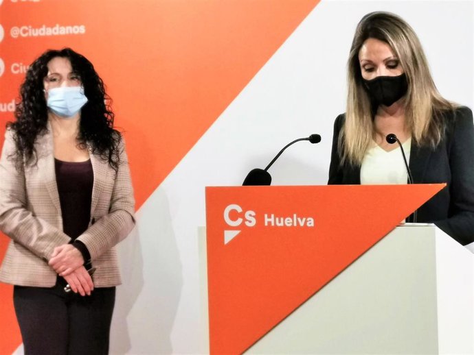 Archivo - María Ponce, coordinadora de Cs en Huelva y diputada provincial, con consejera de Igualdad, Políticas Sociales y Conciliación, Rocío Ruiz.