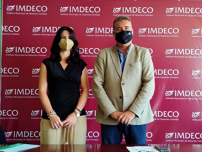 La delegada territorial de Regeneración, Justicia y Administración Local de la Junta, Purificación Joyera, y el delegado de Deportes en el Ayuntamiento de Córdoba y presidente del Imdeco, Manuel Torrejimeno.