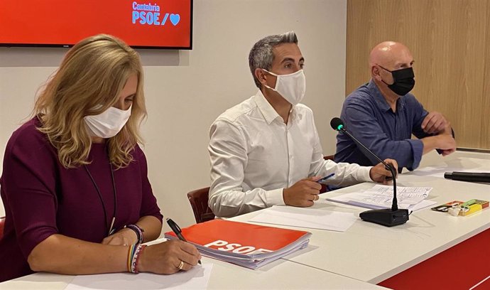 Pablo Zuloaga (centro) en la reunión de la Ejecutiva del PSOE de Cantabria