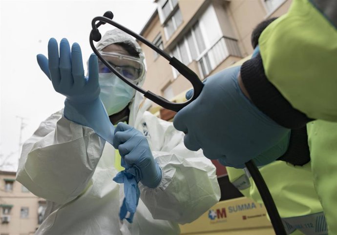 Archivo - Un trabajador de una UVI móvil del SUMMA 112 se pone los guantes durante una jornada de trabajo, en Madrid (España), a 29 de enero de 2021. El Servicio de Urgencia Médica de la Comunidad de Madrid SUMMA 12, tiene la función de atender las urge