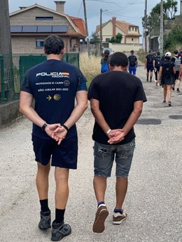 Usuarios de las viviendas de acogida de Érguete! realizan un tramo del Camino Portugués por la Costa junto con agentes de la Policía Nacional.