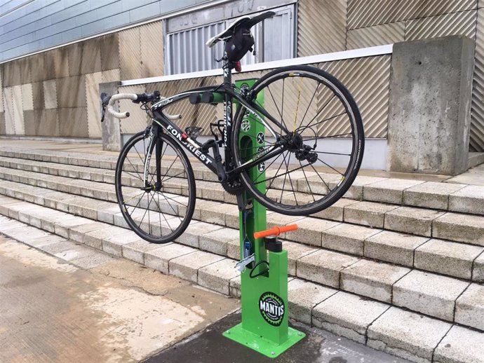 La ciudad de Huesca instala un punto de auto reparación y mantenimiento de bicicletas.