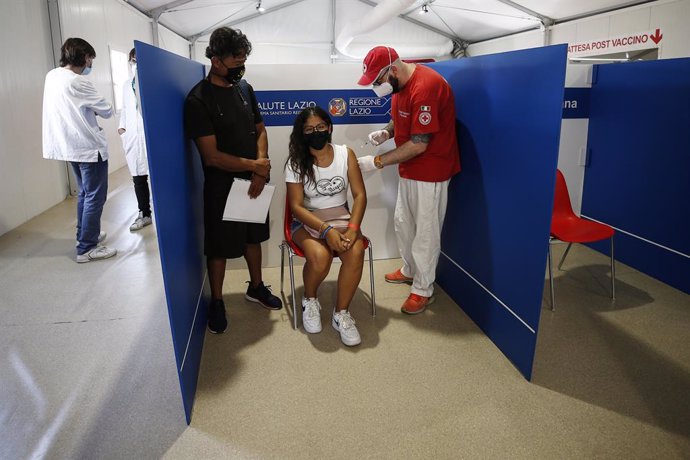 16 August 2021, Italy, Rome: Ayoung woman receives a dose of Covid-19 vaccine at a vaccination centre in Roma Termini station, as Italy started to prioritise Coronavirus vaccinations for those aged between 12 and 18. Photo: Cecilia Fabiano/LaPresse via