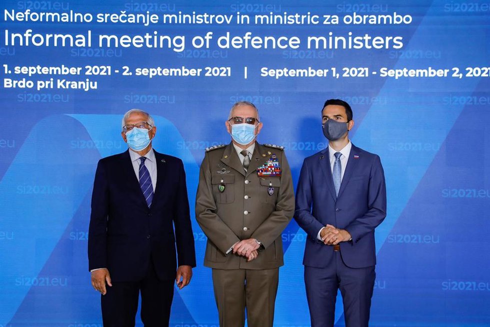 El Alto Representante de la UE para Asuntos Exteriores y Política de Seguridad,  Josep Borrell, el presidente del Comité Militar de la UE, el general Claudio Graziano, y el ministro de Defensa de Eslovenia, Matej Tonin